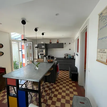 Holiday home Maison Lumineuse Avec Jardin - Proche D'eyrac Et Commerces - Fr-1-420-133